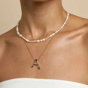 A Initial Bold Pendant Necklace in Gold