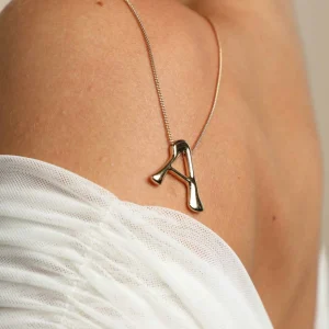 A Initial Bold Pendant Necklace in Gold